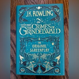 Fantastic Beasts - Crimes of Grindelwald. Hard cover screenplay.